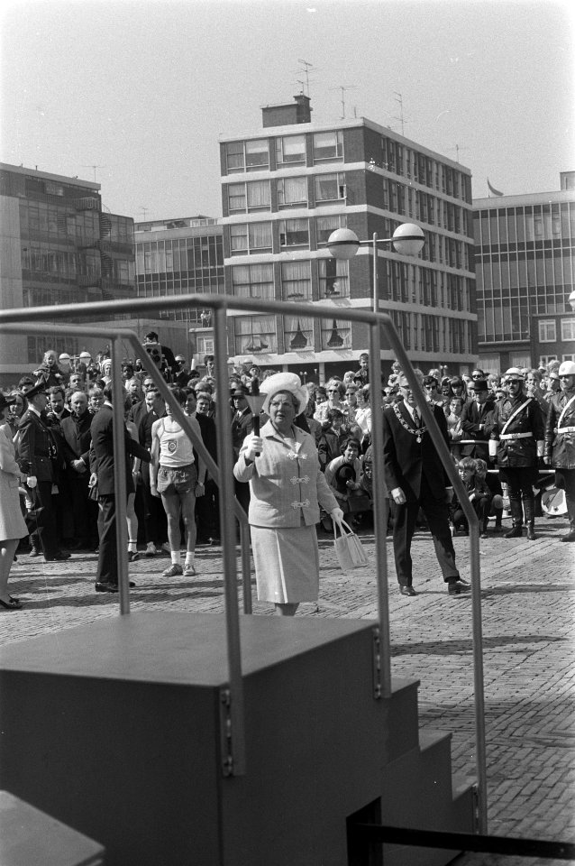 Koningin Juliana gaat het bevrijdingsvuur ontsteken, rechts burgemeester Thomass, Bestanddeelnr 923-4979