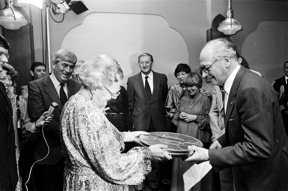 Koningin Juliana krijgt van A. Koolhaas een kopie van de film, Bestanddeelnr 930-2360