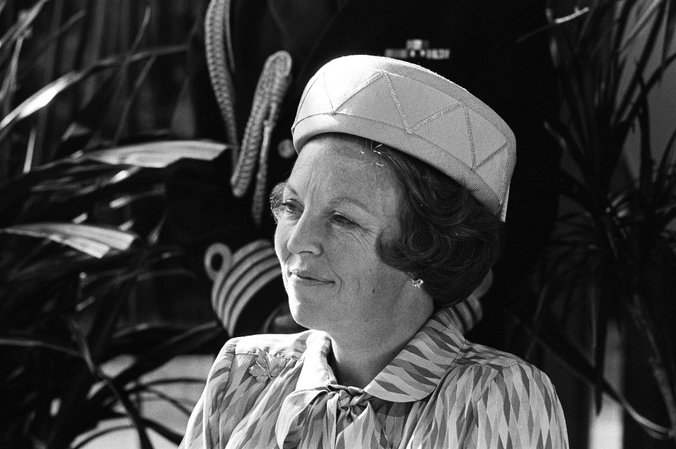 Koningin Beatrix bij haar bezoek aan de PTT tijdens het 100 jarig jubileum, Bestanddeelnr 931-6540