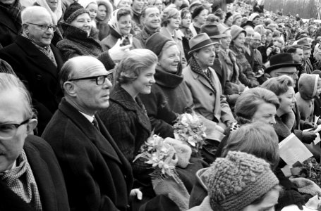 Koningin Juliana en prinsessen zijn aanwezig bij de huldiging van Sjoukje Dijkst, Bestanddeelnr 913-6870