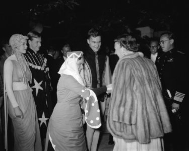 Koningin Juliana en prins Bernhard wonen in Delft het lustrumspel 'Het staat u v, Bestanddeelnr 909-7118
