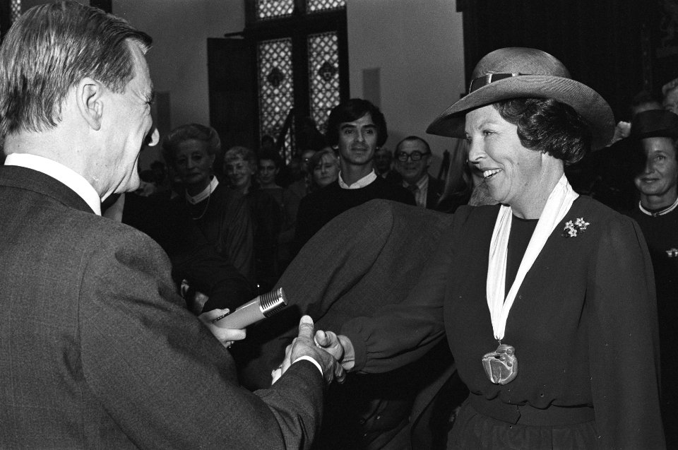 Koningin Beatrix krijgt het Pictura beeld omgehangen door Ir. R.A. de Boer (l), Bestanddeelnr 932-3465