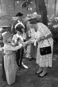 Koningin Beatrix brengt een streekbezoek aan Friesland en krijgt in Hindelopen e, Bestanddeelnr 934-4726