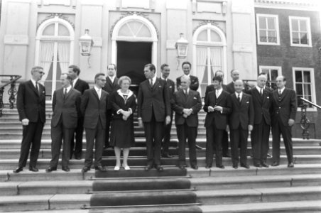 Koningin Juliana met de leden van het kabinet op het bordes van paleis Huis ten , Bestanddeelnr 924-7077