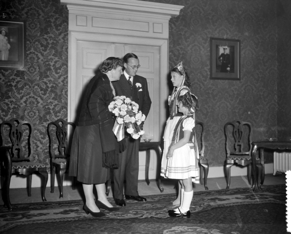 Koningin Juliana en Zijne Koninklijke Hoogheid prins Bernhard bij een uitvoering, Bestanddeelnr 908-1371