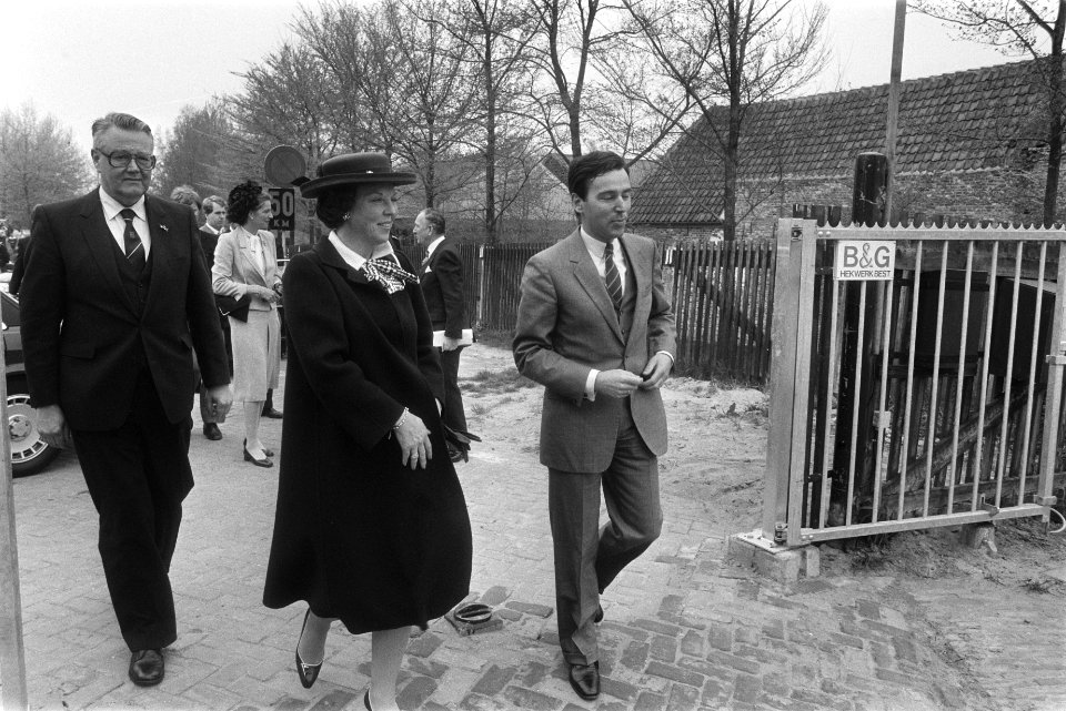 Koningin Beatrix en minister Brinkman (Welzijn, Volksgezondheid en Cultuur) (r), Bestanddeelnr 932-5827