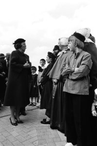 Koningin Beatrix kijkt bij mensen in Noordwijker klederdracht, Bestanddeelnr 932-5688