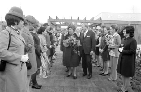 Koningin Juliana en stewardessen, Bestanddeelnr 925-4924