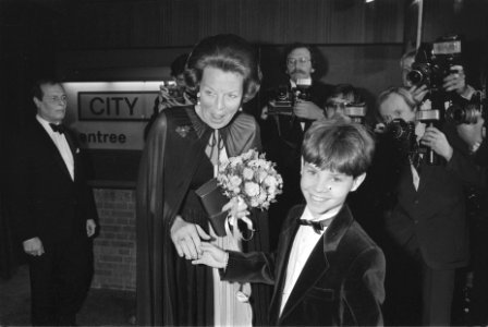 Koningin Beatrix kreeg bloemen van hoofdrolspeler Danny de Munk (Ciske), Bestanddeelnr 932-9142