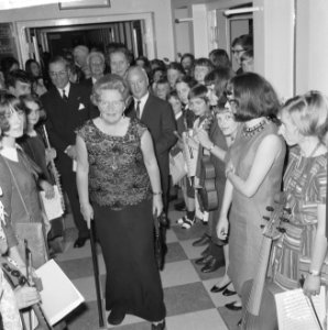 Koningin Juliana loopt door een haag van kinderen met muziekinstrumenten, Bestanddeelnr 917-6335