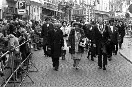 Koningin Juliana loopt door de binnenstad van Zwolle. Rechts burgemeester van Z…, Bestanddeelnr 923-4372