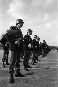 Koningin Beatrix heeft Vaandel uitgereikt aan het Korps Nat. Reserve in Amersfoo, Bestanddeelnr 933-1370