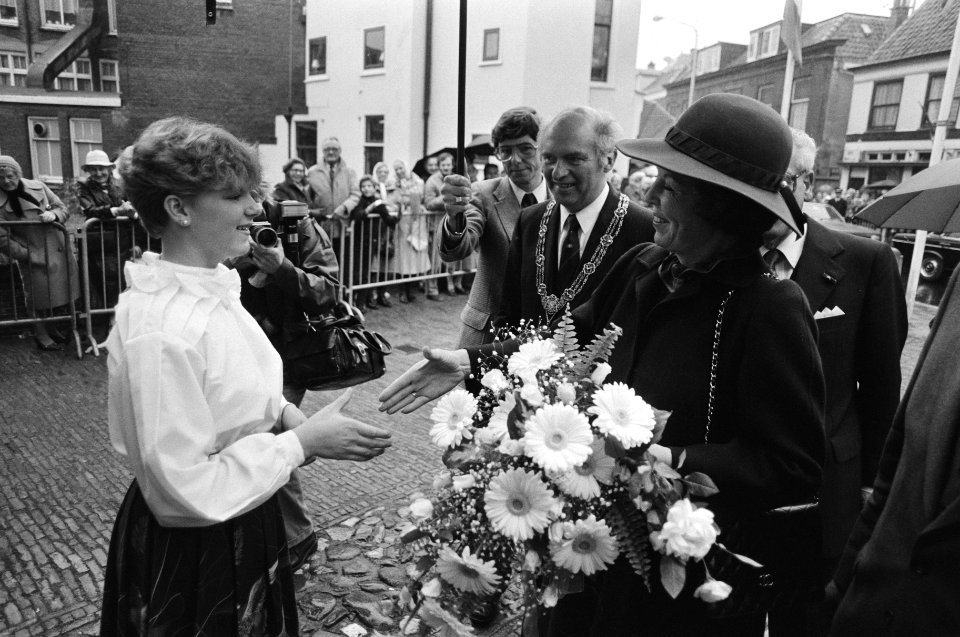 Koningin Beatrix krijgt bloemen aangeboden. Links naast haar burgemeester Frans , Bestanddeelnr 932-3962