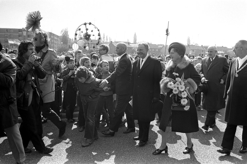 Koningin Juliana met burgemeester en publiek, Bestanddeelnr 925-5549