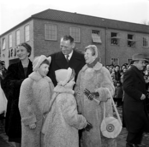 Koning Frederik IX en koningin Ingrid met hun kinderen op de kade in Kopenhagen , Bestanddeelnr 252-8660 photo