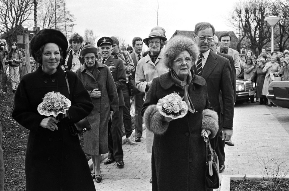 Koningin Beatrix en Prinses Juliana bij aankomst, Bestanddeelnr 931-7824
