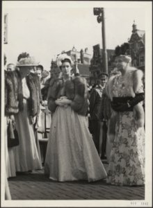 Koningin Juliana maakte in de Gouden Koets een rijtoer door Amsterdam. Prinses M, Bestanddeelnr 014-1141