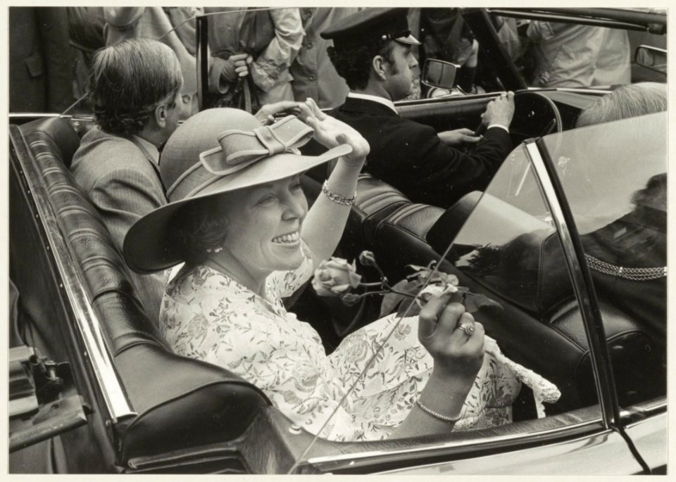Koningin Beatrix eerste bezoek aan Haarlem als koningin. Naast haar prins Claus. NL-HlmNHA 54011414