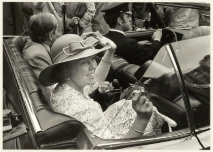 Koningin Beatrix eerste bezoek aan Haarlem als koningin. Naast haar prins Claus. NL-HlmNHA 54011414