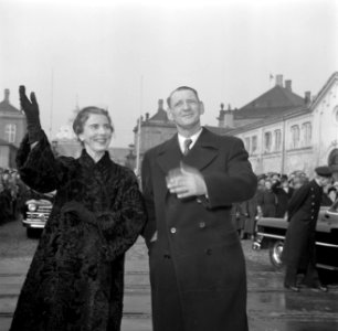 Koning Frederik IX en koningin Ingrid zwaaiend op de kade in Kopenhagen met op d, Bestanddeelnr 252-8658