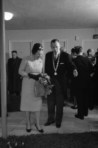 Koningin Juliana met de burgemeester van Maasland, FJ Groot Enzerik, Bestanddeelnr 912-0188