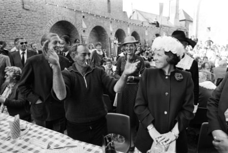 Koningin Beatrix en Prins Claus woonden vlaggetjedag in kader van de viering van het 750-jarig bestaan van Harderwijk bij, Bestanddeelnr 931-5418