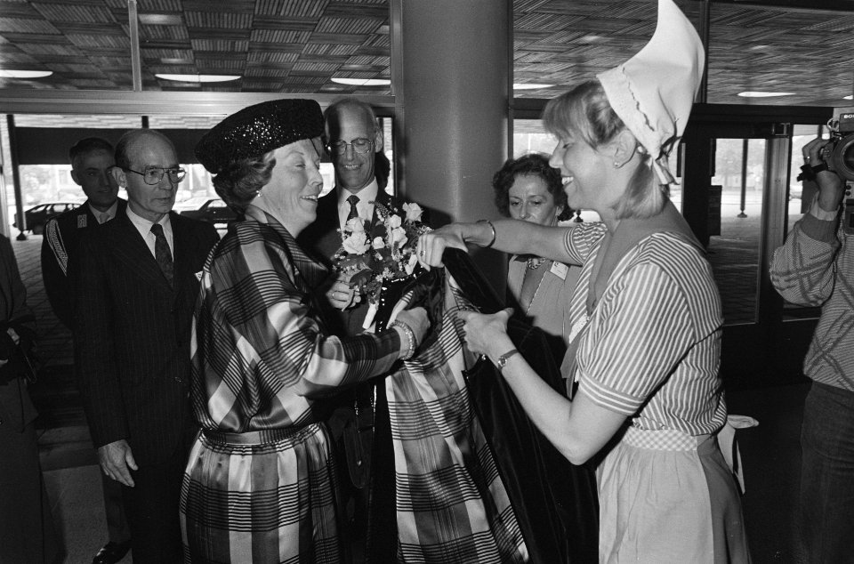 Koningin Beatrix bij Internationaal Zuivelcongres in Den Haag kaasmeisje neemt, Bestanddeelnr 933-7742