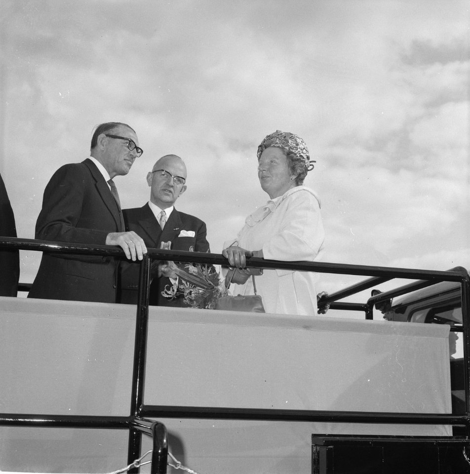 Koningin Juliana met de directie van de werf Wilton-Fijenoord, Bestanddeelnr 914-3066