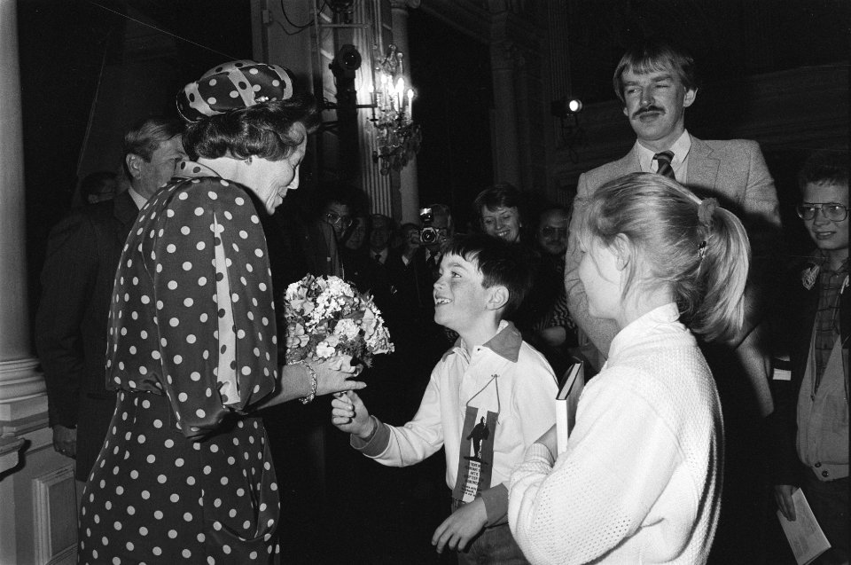 Koningin Beatrix en prins Claus zijn aanwezig bij de adoptie van Ravensbrück-mon, Bestanddeelnr 933-9711