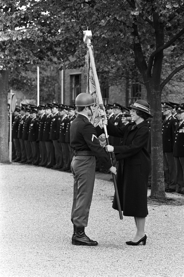 Koningin Beatrix heeft vaandel uitgereikt aan het Regime interdancetroepen in de, Bestanddeelnr 931-0858
