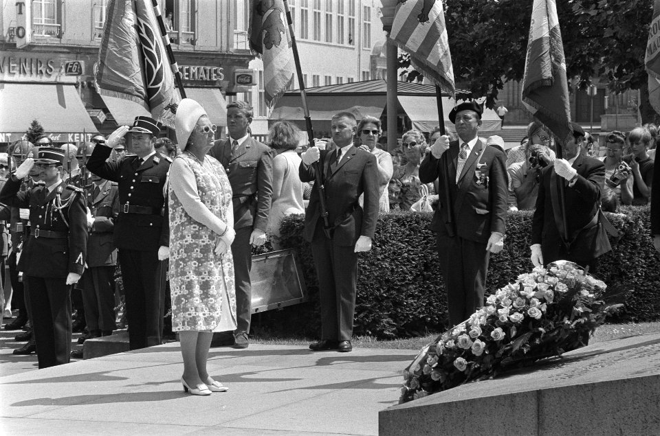 Koningin Juliana legt een krans bij het monument van de Onbekende Soldaat het M, Bestanddeelnr 924-7111
