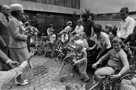 Koningin Beatrix bij invalide kinderen, Bestanddeelnr 931-6389