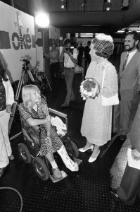 Koningin Beatrix in gesprek met een invalide dame in een rolstoel op de Nederlan, Bestanddeelnr 931-6491