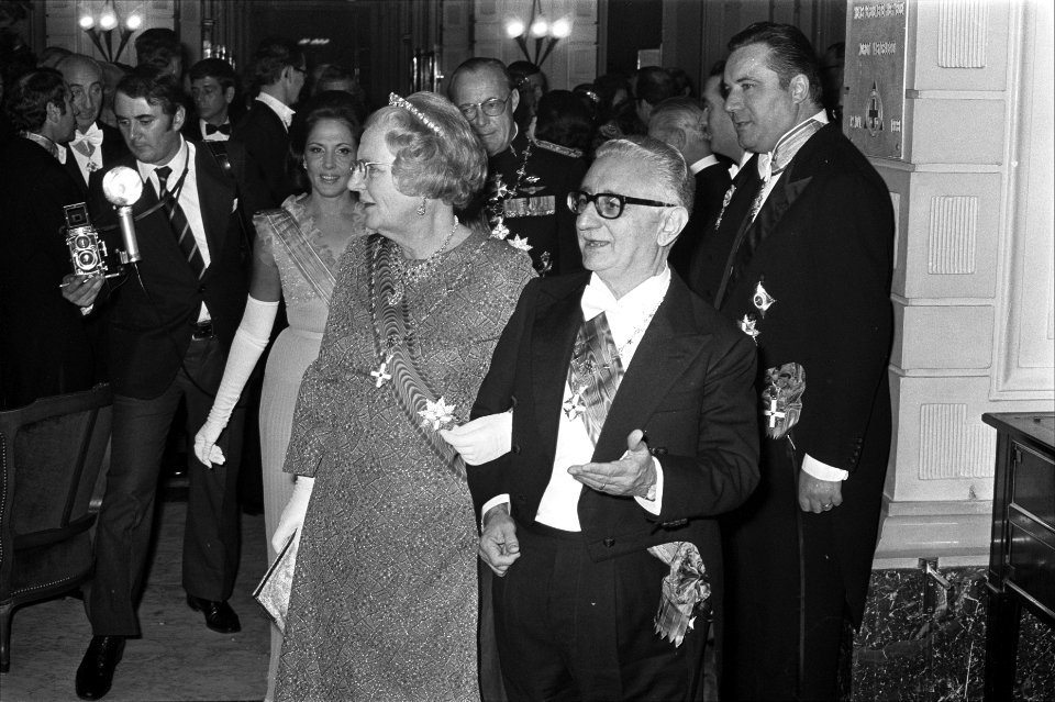 Koningin Juliana met president Leone tijdens het contra-diner in het Amstelhotel, Bestanddeelnr 926-7822