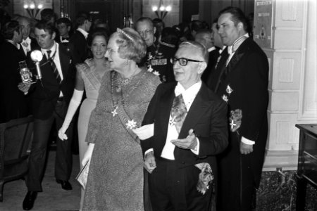 Koningin Juliana met president Leone tijdens het contra-diner in het Amstelhotel, Bestanddeelnr 926-7822