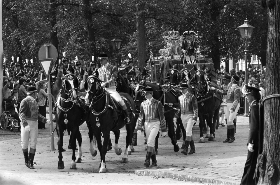 Koningin Beatrix en gevolg tijdens de ronde door Den Haag met de gouden koets, Bestanddeelnr 931-0234