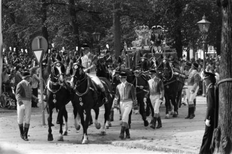 Koningin Beatrix en gevolg tijdens de ronde door Den Haag met de gouden koets, Bestanddeelnr 931-0234