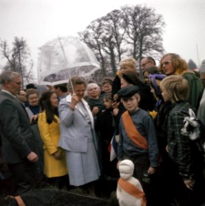 Koningin Juliana met kinderen uit Drenthe rechts Jan Krol, Bartje uit de gelijk, Bestanddeelnr 254-9263