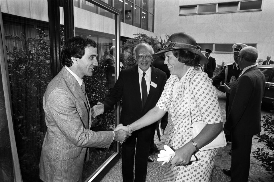 Koningin Beatrix in gesprek met World President Jack Condons, Bestanddeelnr 931-6200
