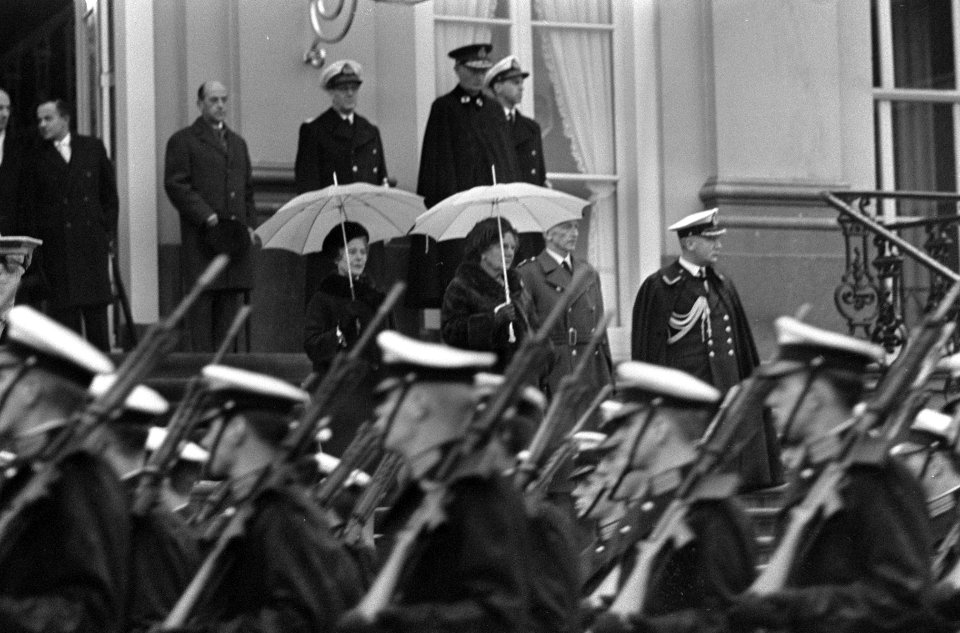 Koningin Juliana met paraplu terwijl ze op Huis ten Bosch de parade afneemt, Bestanddeelnr 918-5459