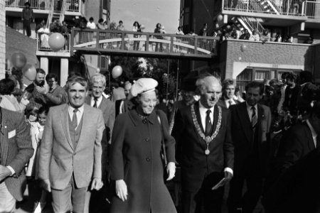 Koningin Beatrix en burgemeester Schols, Bestanddeelnr 932-7332