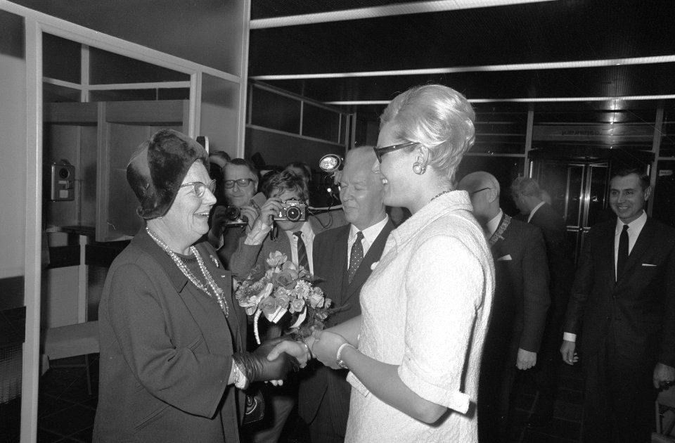 Koningin Juliana met zwemster Ada Kok, Bestanddeelnr 921-8388