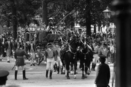 Koningin Beatrix en gevolg tijdens de ronde door Den Haag met de gouden koets, Bestanddeelnr 931-0235