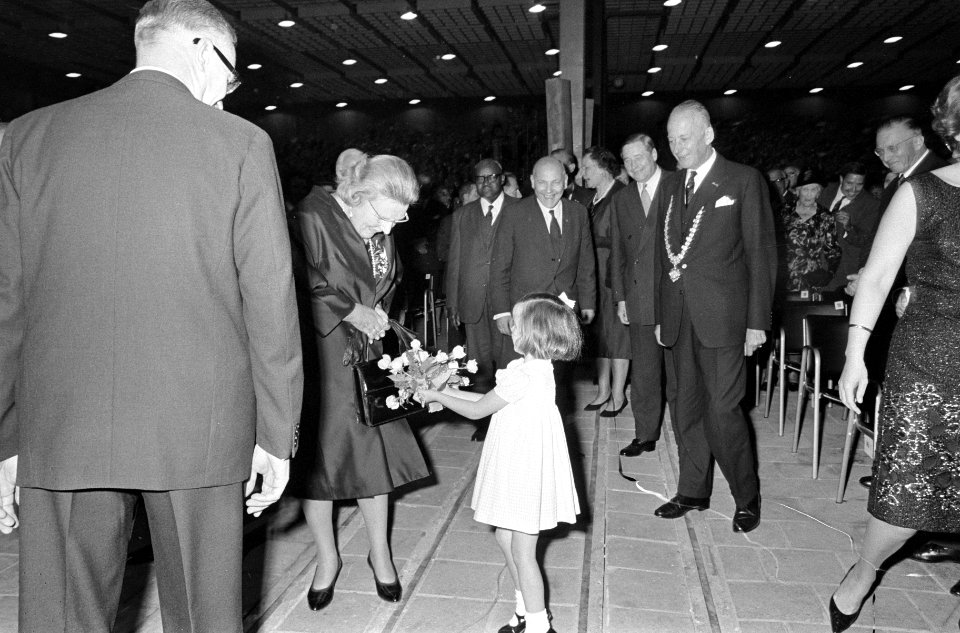 Koningin Juliana neemt bloemen in ontvangst, Bestanddeelnr 919-5511
