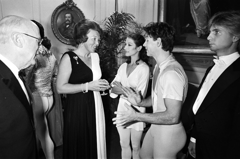 Koningin Beatrix met het dansersechtpaar Alexandra Radius en Han Ebbelaar, Bestanddeelnr 932-3536