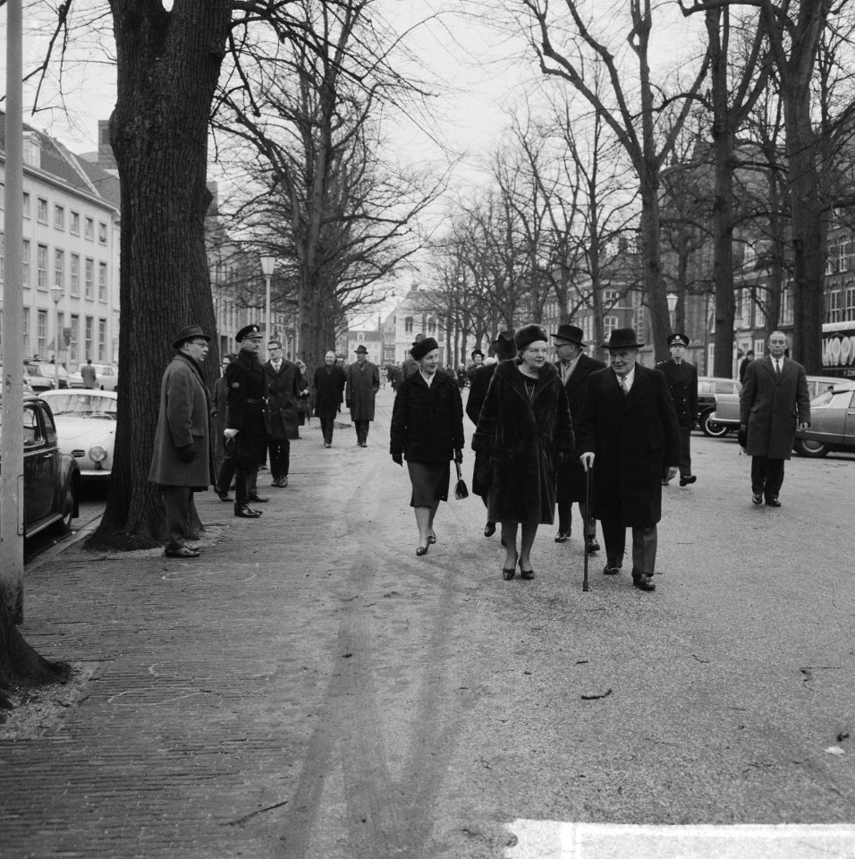 Koningin Juliana loopt naar Pulchri Studio te Den Haag, waar een overzicht van 1, Bestanddeelnr 917-4024