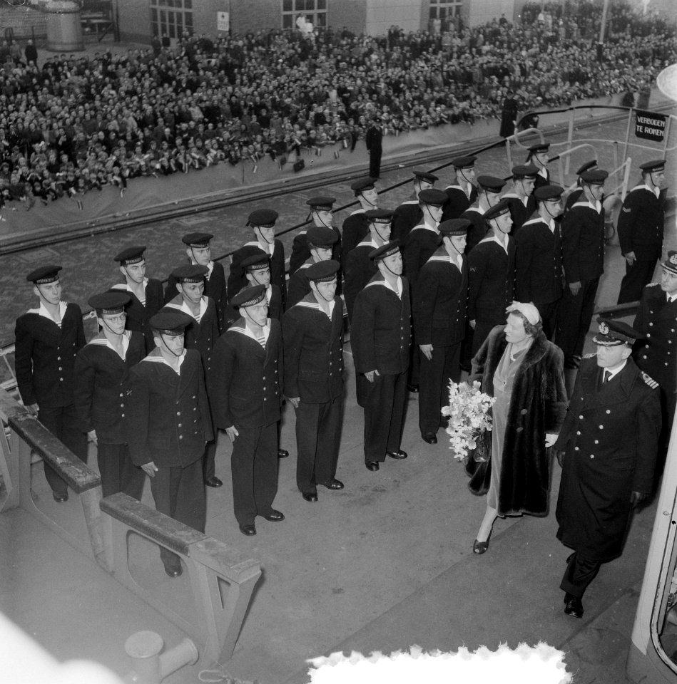 Koningin Juliana aanwezig bij het indienststellen van de kruiser Hr. Ms. De Ruyter, Bestanddeelnr 906-1148