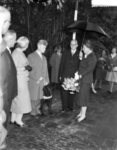 Koningin Juliana maakt een praatje, Bestanddeelnr 911-6197