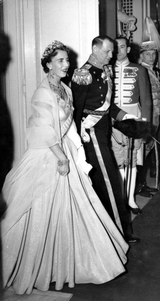 Koning Frederik IX en koningin Ingrid in gala-kleding met op de achtergrond lake, Bestanddeelnr 252-9270