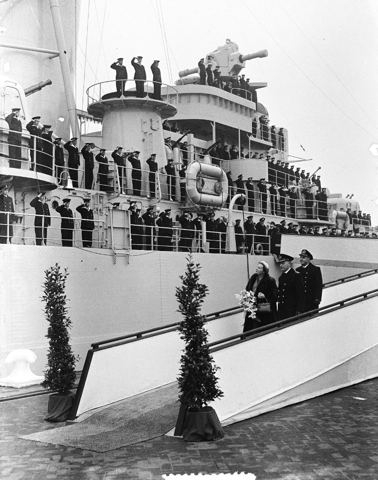 Koningin Juliana aanwezig bij het indienststellen van de kruiser Hr. Ms. De Ruy, Bestanddeelnr 906-1158